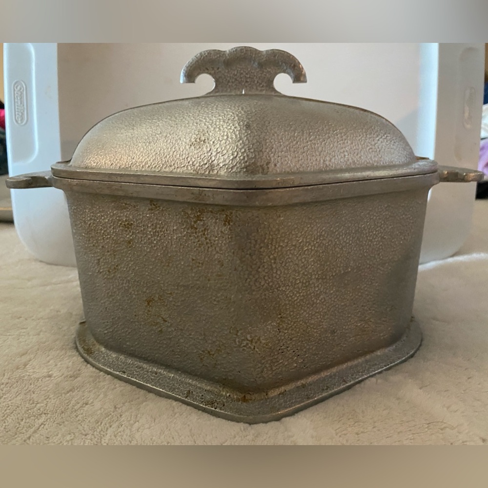 Vintage Guardian Service aluminum heart shaped Dutch oven